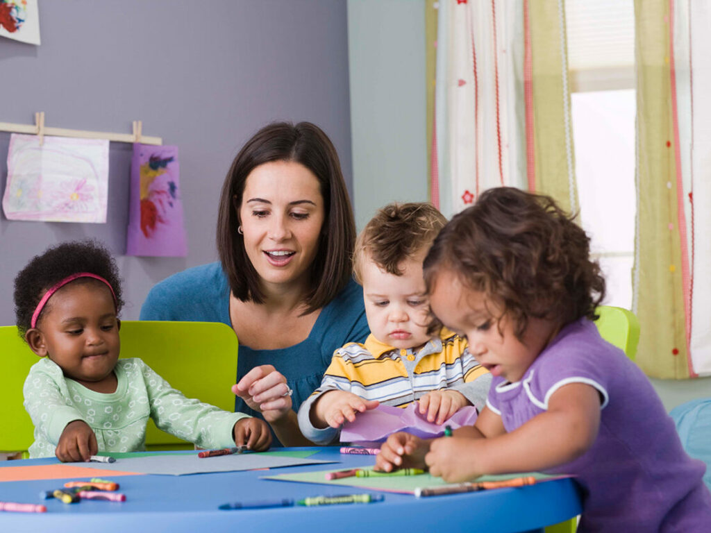 L'Agence de garde d'enfants passe des moments prévilégiers avec les enfants.